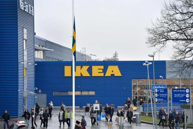 FOTO 8 | IKEA luce con banderas de Suecia a media asta. Las tiendas de la cadena rinden homenaje a su origen sueco: las tiendas de la compañía están pintadas de azul y blanco como la bandera sueca, y sirven albóndigas y otros platos tradicionales suecos en sus restaurantes. Pero la relación de Kamprad con su patria fue complicada en ocasiones. (Foto: AFP)