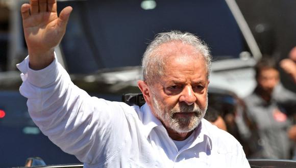 Luiz Inácio Lula da Silva, saluda a sus simpatizantes durante un mitin político en Brasilia, el 12 de julio de 2022. Este domingo se impuso a Jair Bolsonaro en la segunda vuelta presidencial. (NELSON ALMEIDA / AFP).