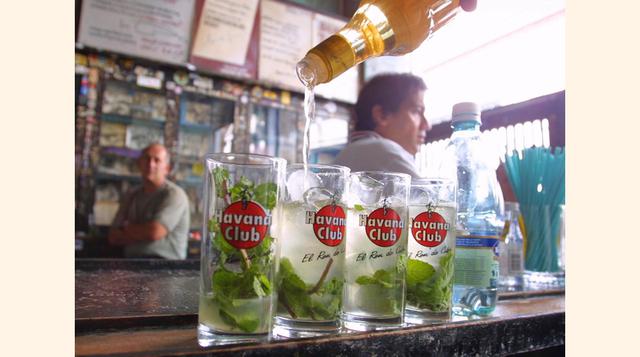 Ron (Blanco y Oscuro): El blanco y el oscuro tienen diferentes sabores por la cantidad de tiempo que pasan en barricas de madera. Es recomendable empezar con rones simples para empezar a diferenciar los sabores.  (foto: Getty)