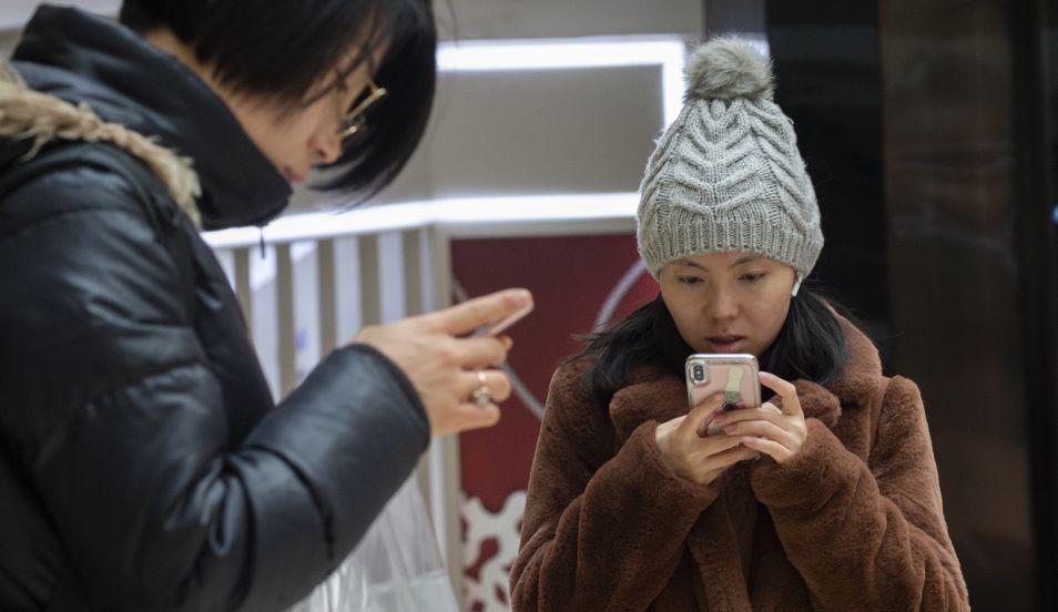 El mercado chino, que representa aproximadamente el 30% de las ventas de teléfonos inteligentes, fue especialmente afectado con una caída del 10%, según el análisis de IDC. (Foto: AFP)