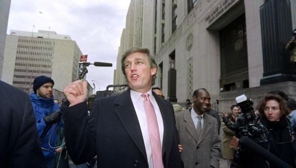 El desarrollador de Nueva York, Donald Trump, habla con la prensa después de salir del juzgado el 21 de marzo de 1991. (Foto de EVY MAGES / AFP)