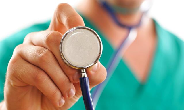 FOTO 7 | Programas de salud. Los programas de salud y bienestar en el lugar de trabajo promueven una cultura en las que los trabajadores eligen adoptar un estilo de vida saludable de forma voluntaria. Hay muchas formas de hacerlo mediante convenios con instituciones de salud (donde se ofrezcan descuentos o precios preferenciales por ser parte de la empresa), campañas de salud, estudios oftalmológicos gratis, nutricionista, apoyo a equipos deportivos formados entre colaboradores, convenios con gimnasios, clases dentro de las instalaciones, entre otras. Siempre reconociendo a las personas que lleven un estilo de vida saludable como ejemplos a seguir.