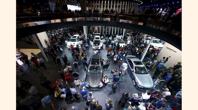 Varias personas visitan el stand de la automotriz alemana BMW en el Salón del Automóvil de Frankfurt (IAA) en Frankfurt, Alemania en esta foto de archivo del 19 de setiembre del 2015. BMW retuvo el título de mayor fabricante de autos de lujo del mundo, se