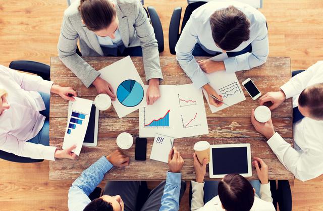 Foto 5 |¿MI EQUIPO ESTÁ COMPROMETIDO?
 
¿Sabes si estás ofreciendo un entorno agradable y atractivo para trabajar? ¿Al que la gente no sólo acude porque tiene que hacerlo, pero al que también le gustaría acudir? En este ‘nivel’ entraría todo lo que tiene que ver con la experiencia de trabajo: medir el nivel de satisfacción de los empleados, el clima del entorno laboral, la calidad de los directivos. Hay que preguntar frecuentemente a sus empleados. Y escuchar lo que dicen. Es fundamental saber cómo están. Si no, por ejemplo, a lo mejor no sabemos por qué no rinden. Se suele pensar: “no saben motivarse”. Y a lo mejor se despide a un empleado al que, a lo mejor, lo que ha ocurrido es que no se le ha sabido dirigir.