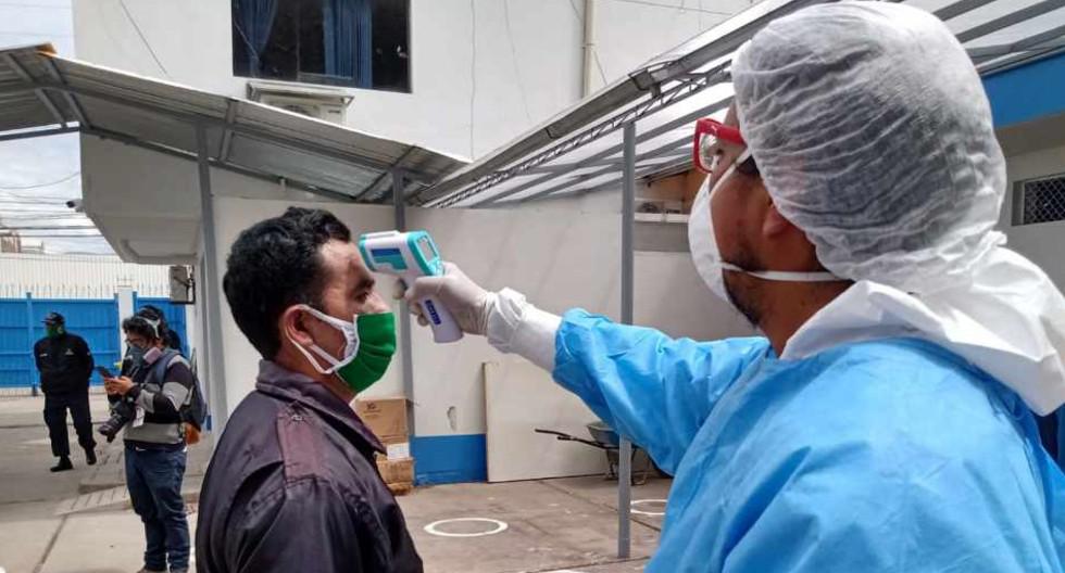 Los trabajadores con familiares contagiados podrán acceder a diversas facilidades en sus centros de labores. (Foto: Diresa)