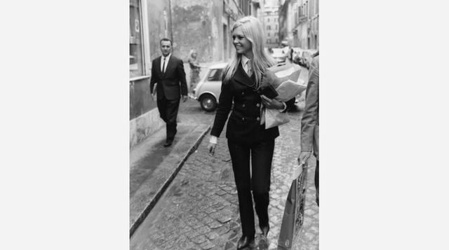 Muchos sitios de noticias siguen asegurando que Camille Jeval era el verdadero nombre de Brigitte Bardot, pero fue la propia actriz francesa quien tuvo que salir a desmentir la información cuando publicó en sus memorias (1996) una copia de su certificado 