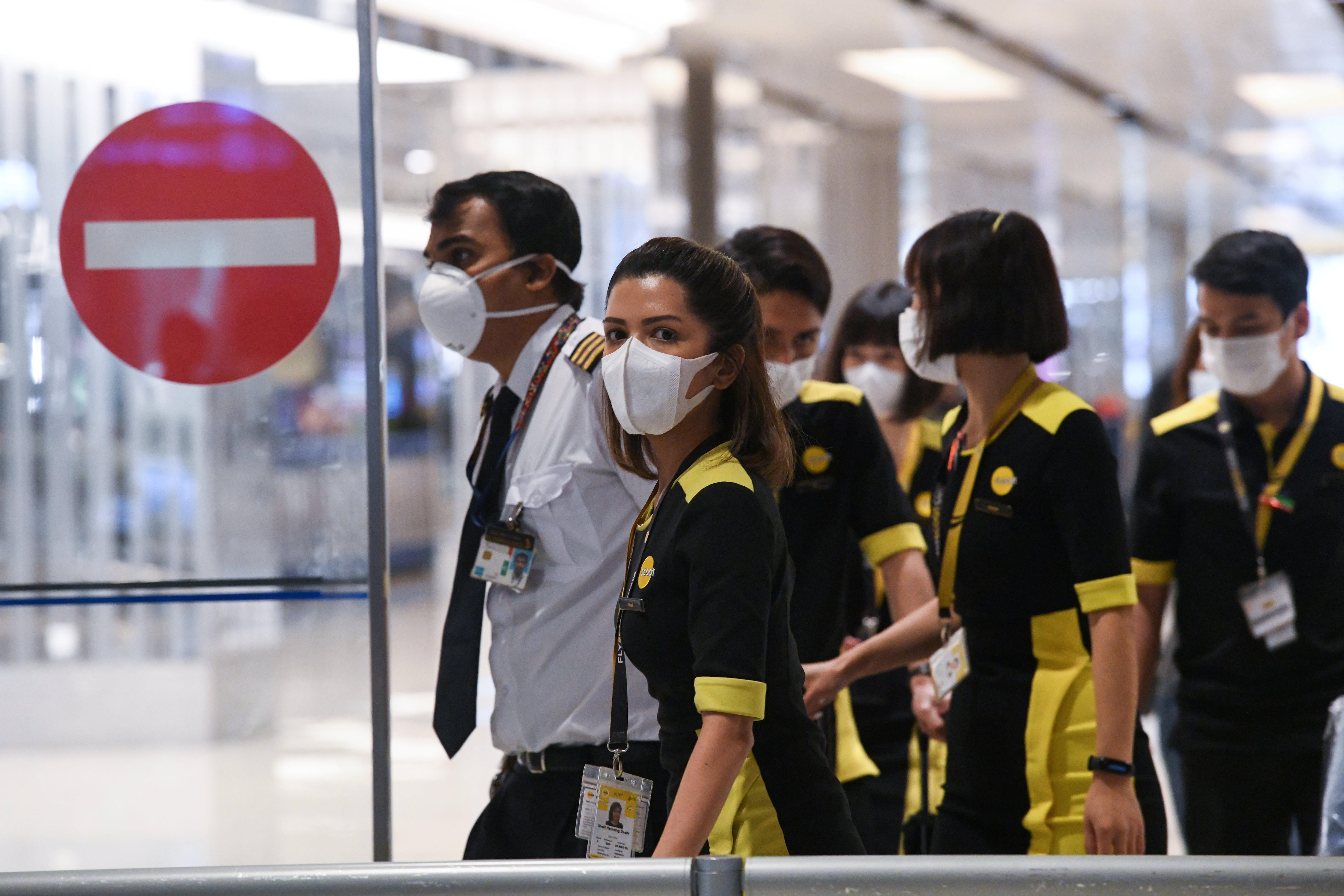 En países como Singapur las estaciones con gel antibacterial son frecuentes en las calles. (Foto: Roslan RAHMAN / AFP)
