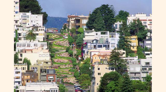 Lombard Street, San Francisco: la imprescindible y sinuosa. Seamos francos: no es la más empinada pero sí una de las más bonitas y quizás, la calle más inteligente de los Estados Unidos. Para evitar su 27% de pendiente original de Lombard Street en San Fr