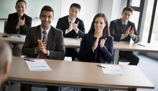 FOTO 7 | Sea proactivo. Siéntese en la primera fila, participe, haga preguntas. No tema hacer la pregunta incorrecta, tarde o temprano todo el mundo lo hace. Si hay un orador invitado, realmente aproveche su conocimiento. No espere hasta que la conferencia termine para hacer una pregunta en el estrado. La mayoría de sus profesores serán académicos profesionales con experiencia limitada en el mundo real. Si tiene la suerte de contar con un antiguo ejecutivo de nivel C como profesor o conferenciante, pídales que hablen sobre los desafíos reales que han tenido. (Foto: Difusión)