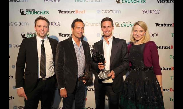 FOTO 14 | A medida que la base de usuarios y la valoración de Snapchat aumentaban, Spiegel se convirtió en una celebridad en el mundo de la tecnología. Aquí se encuentra con Marissa Mayer, ex-CEO de Yahoo y otros ejecutivos durante el 7th Annual Crunchies