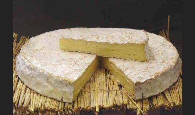 Brie de Meaux es un queso francés con denominación de origen protegida a nivel europeo en virtud del Reglamento (CE) n.º 1107/96 de la Comisión de 12 de junio de 1996, además de AOC en Francia. Se trata de un queso brie elaborado alrededor de la ciudad de