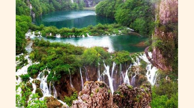 Los Lagos de Plitvice, Croacia. Croacia cuenta con esta joya de la Unesco, los lagos de Plitvice, un conjunto de lagos, cascadas y riachuelos, rodeados de una maravillosa vegetación. Declarados Patrimonio de la Humanidad, son considerados como uno de los 