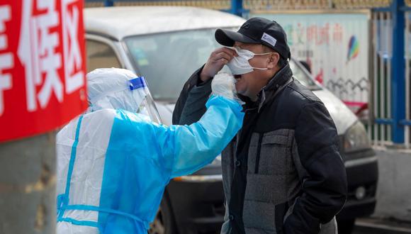 La variante ómicron se mueve rápido, lo cual dificulta que se pueda controlar —incluso para China, que ante cualquier brote del coronavirus intenta suprimirlo con premura—. (Foto:  AFP)