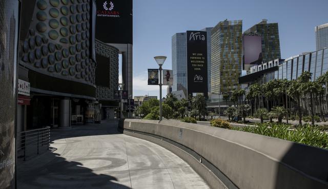 La multitud bulliciosa de juerguistas borrachos, mesas de póker abarrotadas e insistentes promotores de clubes nocturnos parecen ser recuerdos lejanos en el Strip (Franja) de Las Vegas, donde se concentran los conocidos hoteles y casinos, y que hoy se asemeja más a un pueblo fantasma. (Bridget BENNETT / AFP).