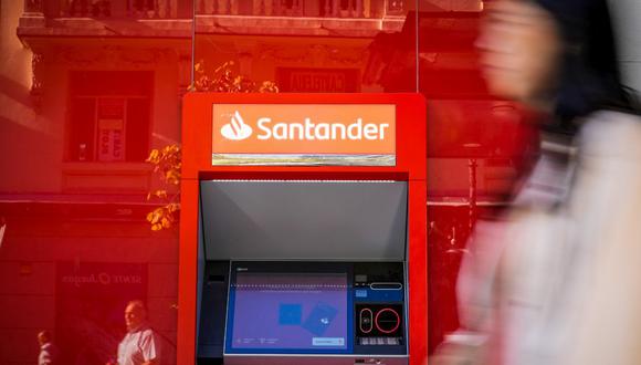 Un cajero automático frente a una sucursal del Banco Santander.
