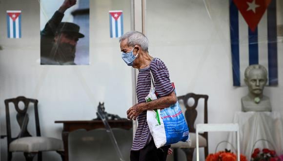 Muchos de los productos necesarios para la vida cotidiana de los cubanos solo se venden en tiendas en moneda extranjera, a las que no todos tienen acceso. (Photo by YAMIL LAGE / AFP).