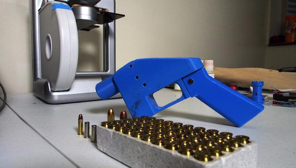 En esta foto de archivo aparece una pistola Liberator junto a la impresora 3D en la que se fabricaron sus componentes en Hanover, Maryland. (Foto: AFP)