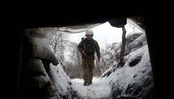 Algunas decenas de soldados ucranianos rezumaban energía nerviosa más al sur de la carretera. (Foto: Anatolii Stepanov | AFP | Referencial)