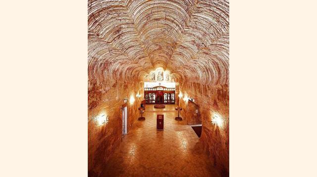 Coober Pedy – Australia Meridional, Coober Pedy es una ciudad situada en la parte de sur de Australia popularmente conocida como la capital mundial del ópalo debido a la cantidad de minas de este mineral presentes en la zona. Pero lo que realmente llama l
