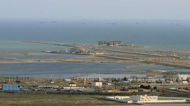 Islas Khazar. Estas 41 islas artificiales, también conocidas como Las islas de mar Caspio, se encuentran en Azerbaiyán y ocupan unas 3,000 hectáreas en el mar Caspio. La obra de ingeniería de US$ 100,000 millones acogerá a un millón de residentes y contar
