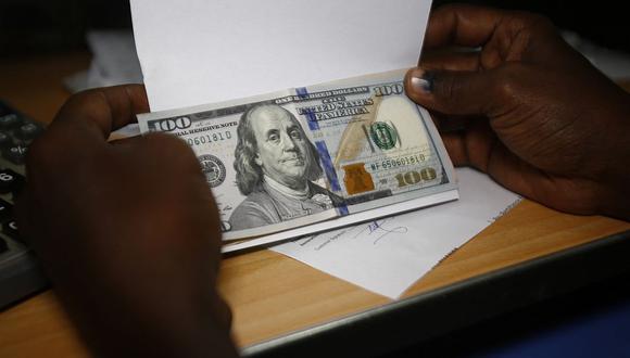 Avanzar hacia la dolarización de la banca después de que la ciudadanía lo hiciera es una decisión “pragmática” que demuestra cuán dispuesto está el chavismo a sacrificar la soberanía monetaria para mantener el poder político. (Foto: AFP)