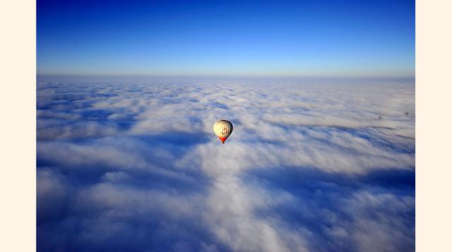 Los globos de aire caliente vuelan sobre una de las más famosas formaciones de roca volcánica alrededor de Goreme. (Foto: getty)