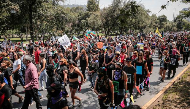Los manifestantes marchan hacia el palacio presidencial de La Moneda en Santiago, el 18 de enero de 2020, para protestar contra el gobierno chileno. (Foto: AFP)