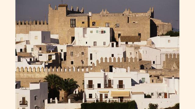 Vejer de la Frontera (Cádiz). La playa de El Palmar, a diez kilómetros, pertenece al término municipal de Vejer de la Frontera, pueblo blanco gaditano declarado conjunto histórico artístico en 1976 y I Premio Nacional de Embellecimiento de Pueblos en 1978