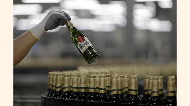 Una botella de cerveza es inspeccionada en la planta Pilsen Prazdroj (Pilsner Urquell) en Plzen, República Checa. Al lanzar su oferta, AB Inbev acordó la venta de la participación de SABMiller en el emprendimiento conjunto MillerCoors para obtener la apro