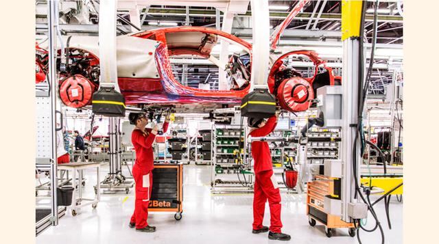 En el 2013 Ferrari redujo expresamente su producción de automóviles a 6922 unidades. Esta cifra significó un 5,4% menos que el año anterior, a pesar de sacar un 5,4% más de beneficios. (Foto: megarricos)