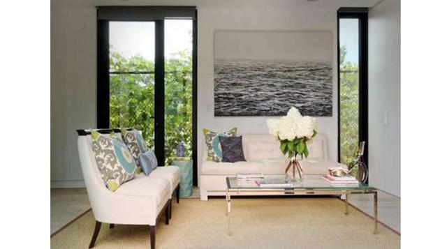 Las ventanas van del piso al techo, con lo que se logra dar una impresión más espaciosa y más luz.