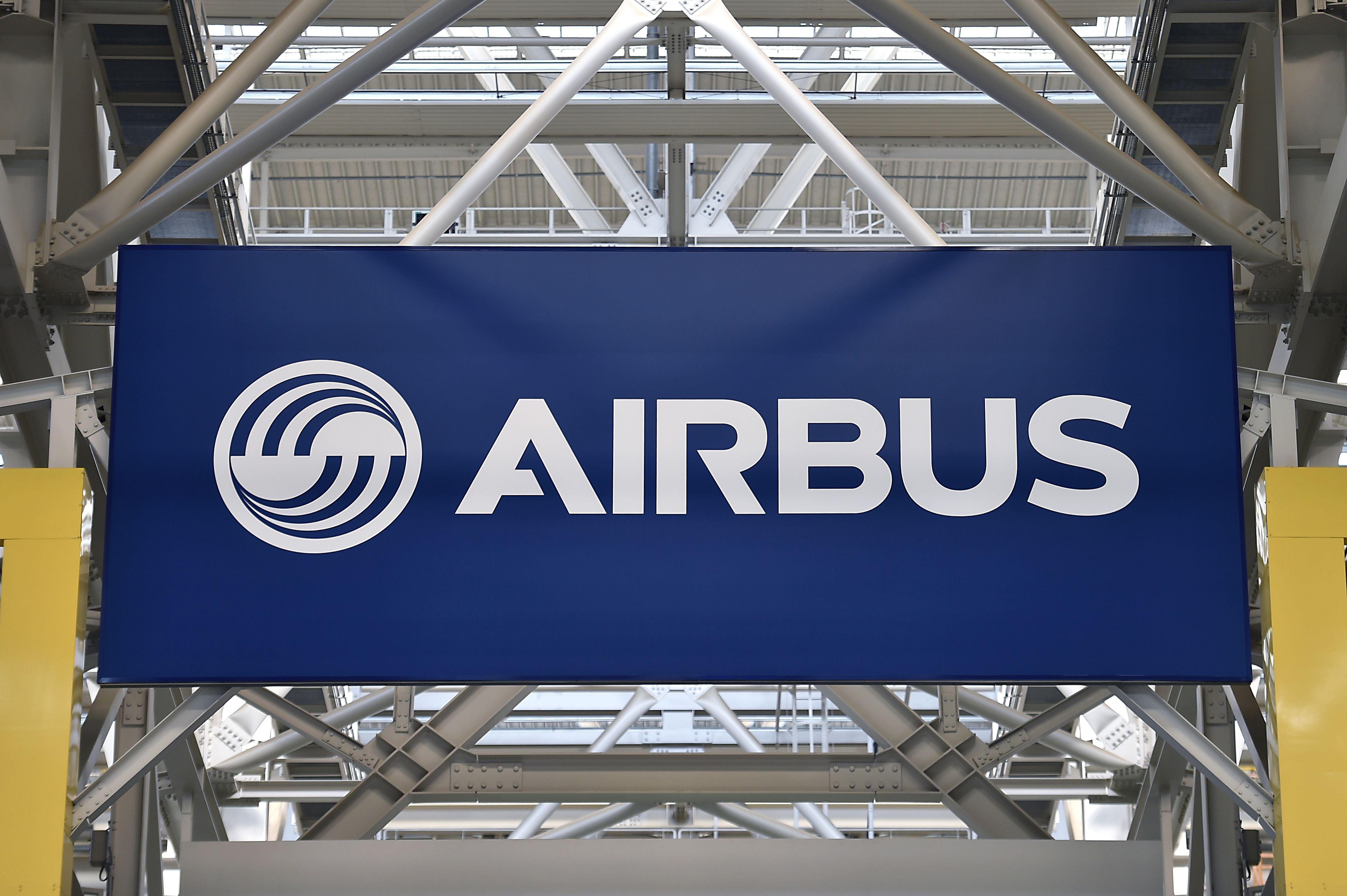 Airbus reportó un descenso del 15% en sus ingresos a 10,600 millones de euros en el primer trimestre del año. (Foto: AFP)