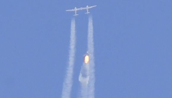 La nave espacial Virgin Galactic durante su despegue. (Foto de Patrick T.FALLON / AFP).
