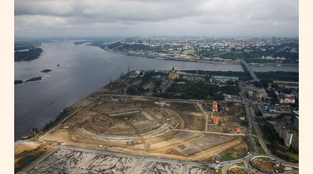Vista aérea de la construcción del nuevo estadio Nizhny Novgorod, donde se disputará uno de los encuentros de cuartos de final del Mundial 2018. (Foto: Reuters)