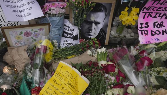 Flores y fotos colocadas frente a la embajada rusa en Londres por la muerte del destacado opositor ruso, Alexei Navalny. Foto: AP
