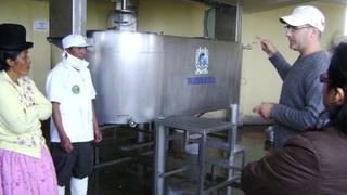 Especialista lácteo de Uruguay realiza revisiones técnicas a plantas queseras en Puno