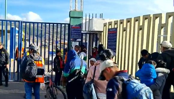 Pasajeros afectados con la cancelación de vuelos tras suspensión de actividades del aeropuerto de Cusco forman larga fila a la espera de la reanudación de viajes. (Captura: Latina)