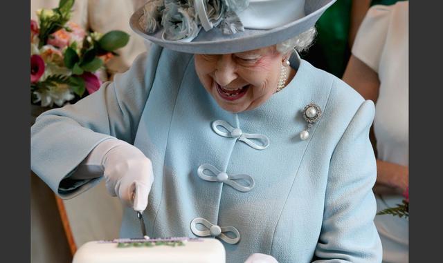 FOTO 10 |  10. A la Reina le encantan los dulces.
La Reina, de quien se dice es fanática del chocolate, suele disfrutar de un postre de chocolate.