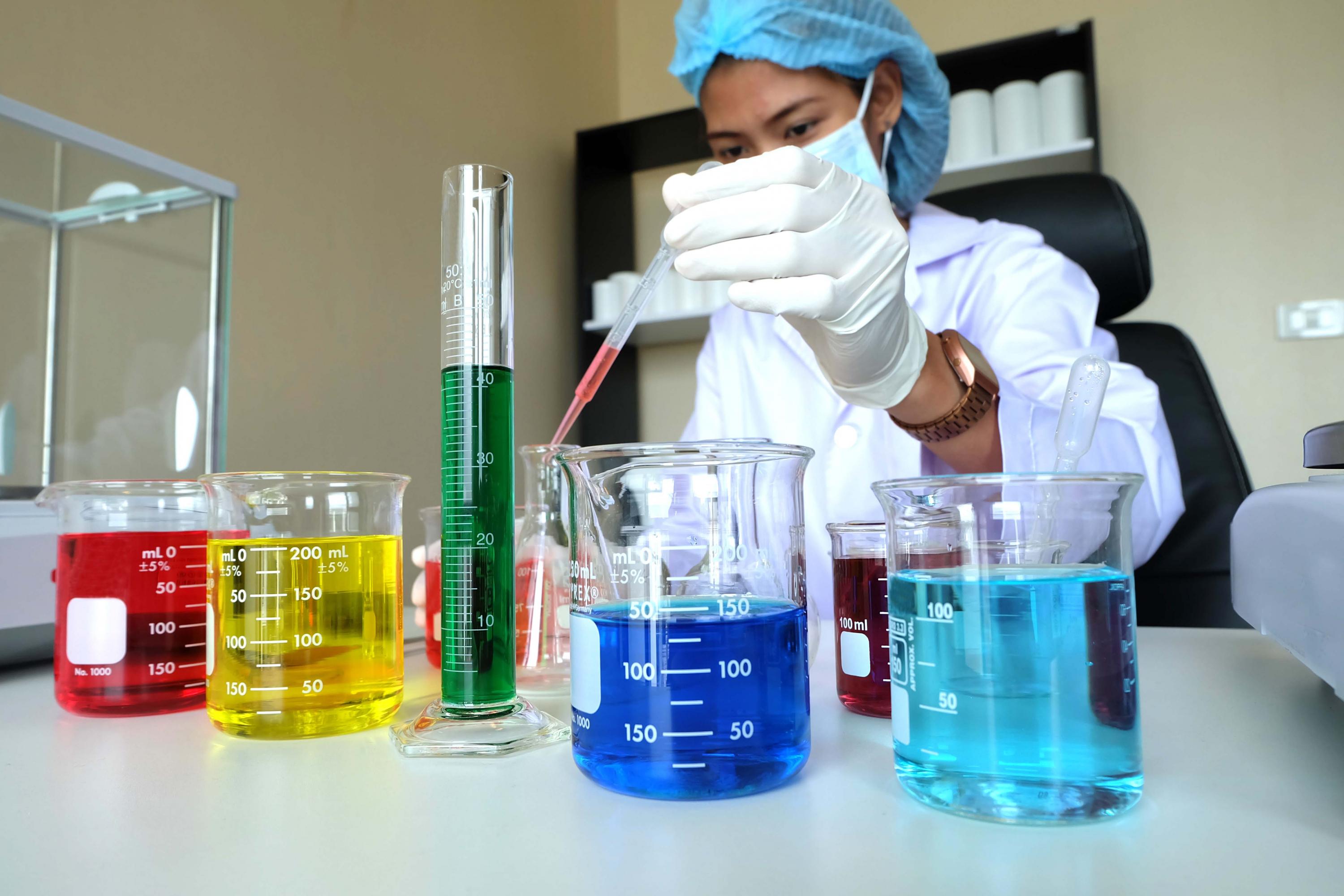 FOTO 1 | Cosmética DIY (Do It Yourself, hazlo tú mismo). Los consumidores crean productos según sus necesidades y caprichos en negocios que parecen laboratorios; desde colores para tintura de cabello hasta cremas, como lo hizo St. Ives este año en Nueva York. (Foto: Freepik)