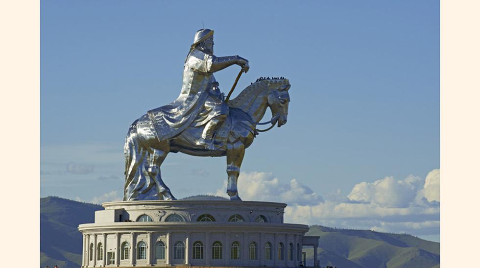 El monumento a Genghis Khan vuelve a dominar Mongolia con sus metros de altura. Su cabeza sirve de terraza para los visitantes.