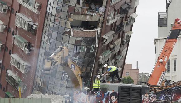 En la capital del condado de Hualien, los equipos de operarios trabajaban en la demolición de un edificio de cinco plantas, Tien Wang Hsing. (Foto: AP)