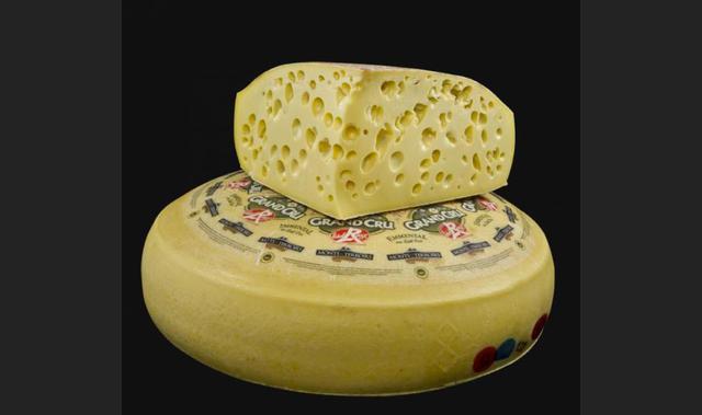 El Emmental français est-central es un queso emmental francés con indicación geográfica protegida a nivel europeo por el Reglamento de la Comisión n.º 1107/96. Se elabora con leche cruda de vaca, proveniente de municipios situados en: Ain, Côte-d'Or,