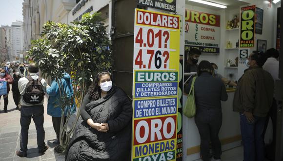 En el mercado paralelo o casas de cambio de Lima, el tipo de cambio se cotiza a S/ 3.980 la compra y S/ 4.030 la venta de cada dólar. (Foto: Joel Alonzo / GEC)