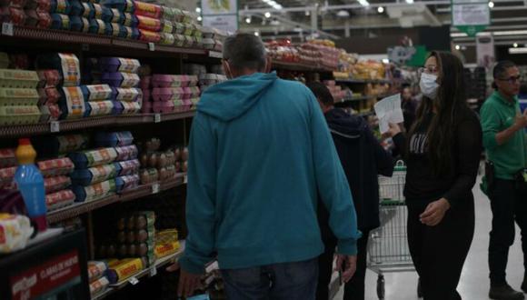De los encuestados, el 76% compra en el mercado, mientras que el 38% adquiere sus productos en la bodega más cercana y, el 35%, lo hace a través del supermercado.