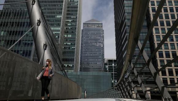 Algunos bancos pretenden acelerar los cierres de sucursales para recortar costos y capear mejor la crisis, incluyendo Credit Suisse y Commerzbank. (Foto: REUTERS/Simon Dawson)
