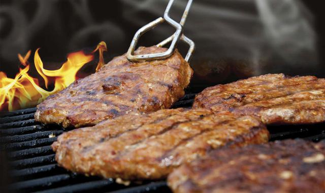 Tip 6. Muy cocinada es un crimen contra las hamburguesas:  "Diría que 90% de los locales de hamburguesas las cocinan de más", dice. En general no es culpa de los restaurantes. Las autoridades sanitarias fruncen el ceño ante cualquier cosa que es