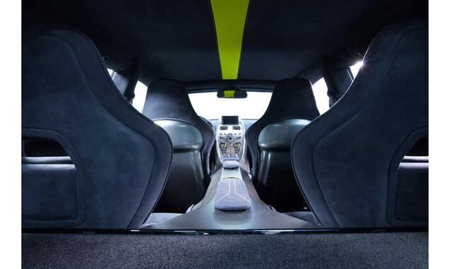 Aston Martin Rapide AMR. La marca favorita de 007 lanza una submarca de estilo más deportivo que ha dominado AMR y radicaliza los interiores de sus modelos al máximo en ediciones limitadas. El interior reproduce el estilo externo, combinando los colores g
