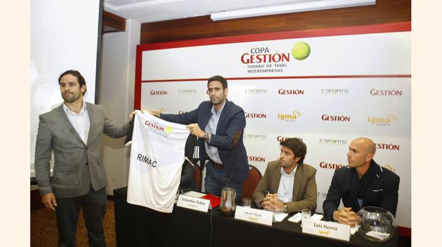 2David Ordóñez, de Rímac Seguros, recibe la camiseta de Sebastián Rubio, CEO de Z Sports