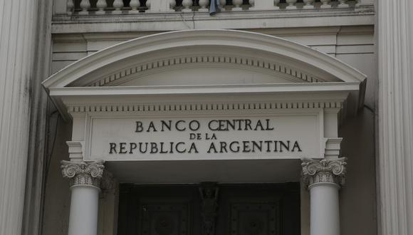Argentina tiene problemas de escasez de divisas y, además, debe cumplir con metas pactadas con el Fondo Monetario Internacional (FMI) para acumular reservas monetarias. (Foto: EFE)