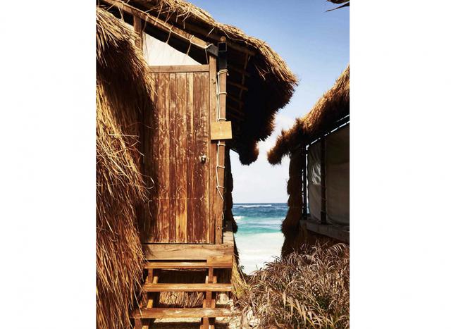 FOTO 28 | Habitas Tulum, México
El Habitas Tulum tiene dos categorías de habitaciones (más bien, cabañas): Jungle rooms y Ocean rooms. La primera mira directamente al Caribe, la segunda está rodeada de palmeras. Y las dos perfectamente integradas en la naturaleza. Las dos nos gustan. También nos encantan sus hamacas, las mesitas con kilims persas que instalan en su playa privada y los muebles de los años 50 en las habitaciones. El hippie deluxe era esto. LO + HOT su programa de actividades, orientado a crear sinergias entre los huéspedes: conciertos, proyecciones de películas mexicanas...